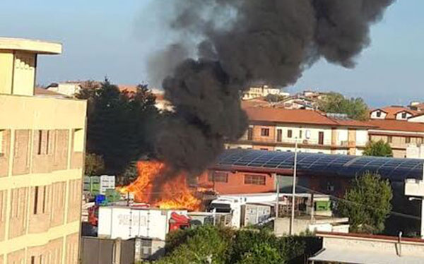 Incendio in stabilimento a Vibo Valentia, densa colonna fumo nero visibile a decine di chilometri