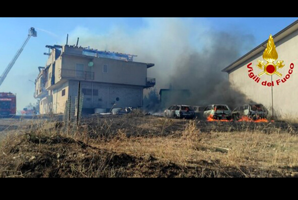 Vasto rogo nel Crotonese, fiamme raggiungono case: evacuate 7 persone