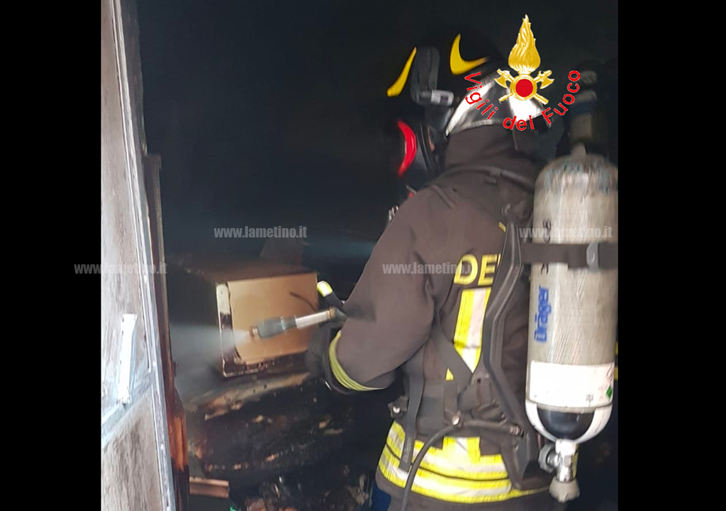 Lamezia, incendio in appartamento disabitato in via Matarazzo: disagi nella zona per il fumo
