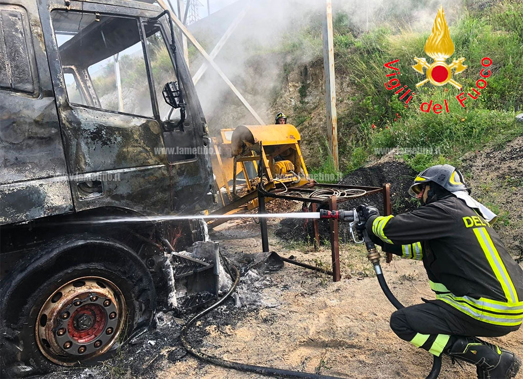 In fiamme mezzi di un'impresa nel catanzarese, indagini in corso