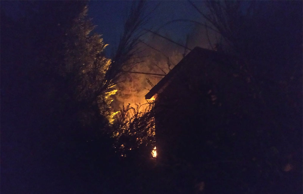 Incendio nella Presila Catanzarese, distrutti tre ettari di sottobosco e castagneto: in fiamme case in legno e chiesetta