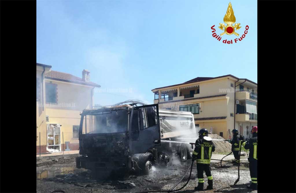 Autocarro in fiamme a Crotone, intervenuti Vigili del Fuoco 