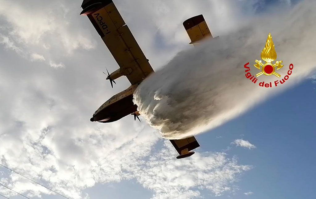 Vasto incendio di arbusti e macchia mediterranea a Catanzaro, 3 aerei in azione - VIDEO