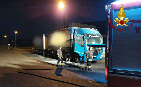 In fiamme autotreno a Vibo, intervengono i vigili del fuoco