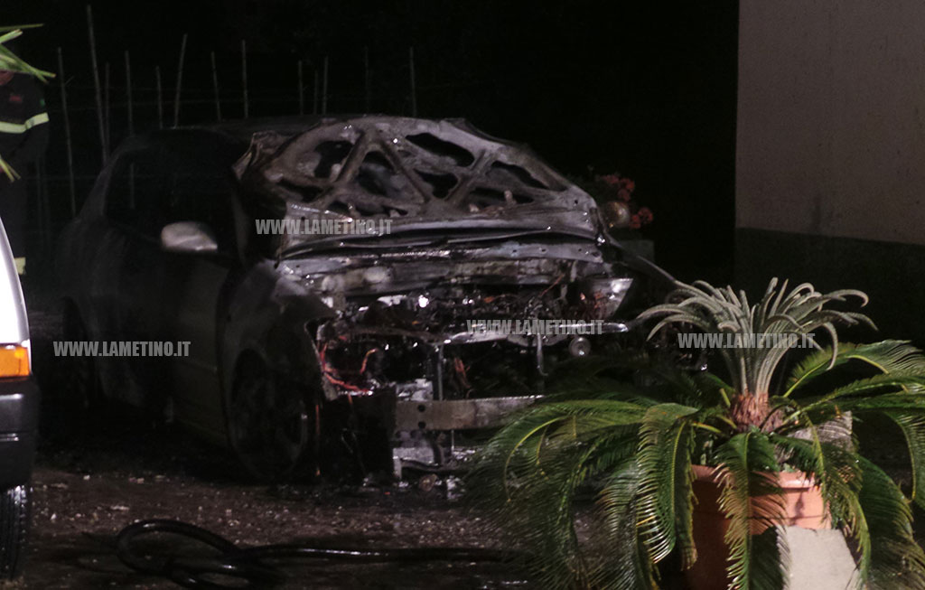 Lamezia, auto in fiamme su via del Progresso