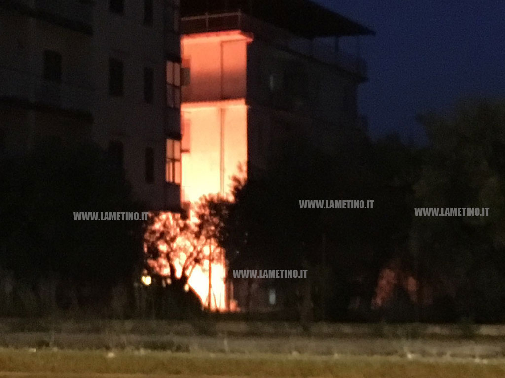 incendio_auto6_030616.jpg
