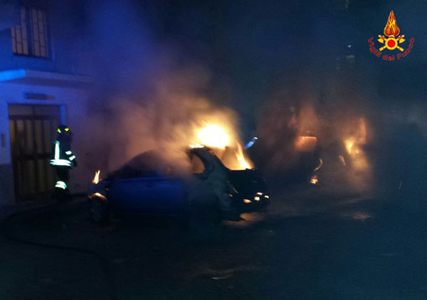 Lamezia: Altre due auto in fiamme in centro. L'incendio domato dai vigili del fuoco