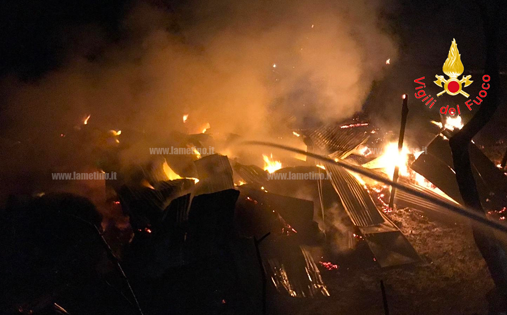 In fiamme fienile nel catanzarese, indagini in corso 