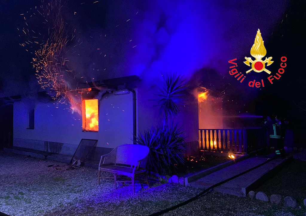 In fiamme abitazione a Sellia Marina, indagini su causa incendio