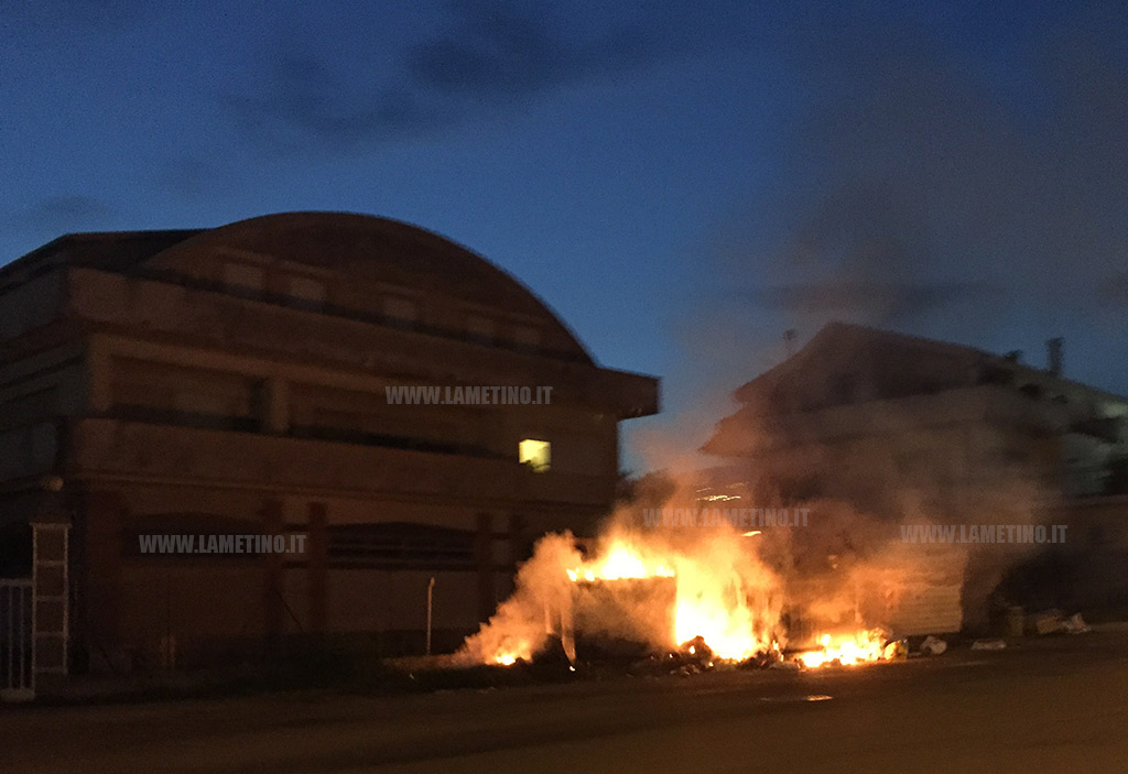 Lamezia, a fuoco cassonetti rifiuti in via del Progresso
