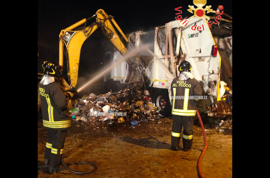 Lamezia, a fuoco compattatore di rifiuti della Multiservizi