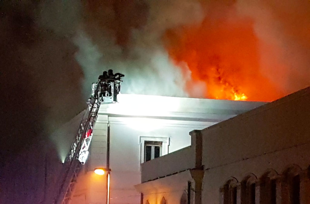 Incendio sul tetto della Corte d'appello di Reggio Calabria, al momento ignote le cause - VIDEO