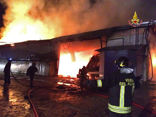 Incendio doloso in impianto calcestruzzi nel vibonese, distrutti automezzi 