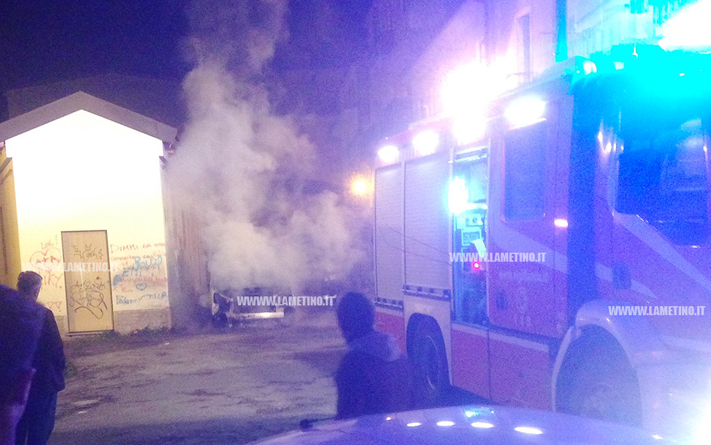 Lamezia, a fuoco furgone in via Grande