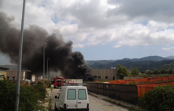Incendio nell’isola ecologica di Maida