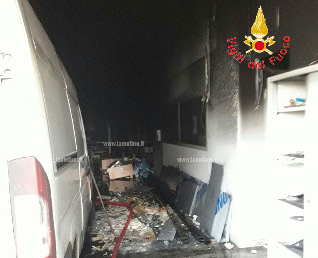 incendio_magazzino_5.jpg