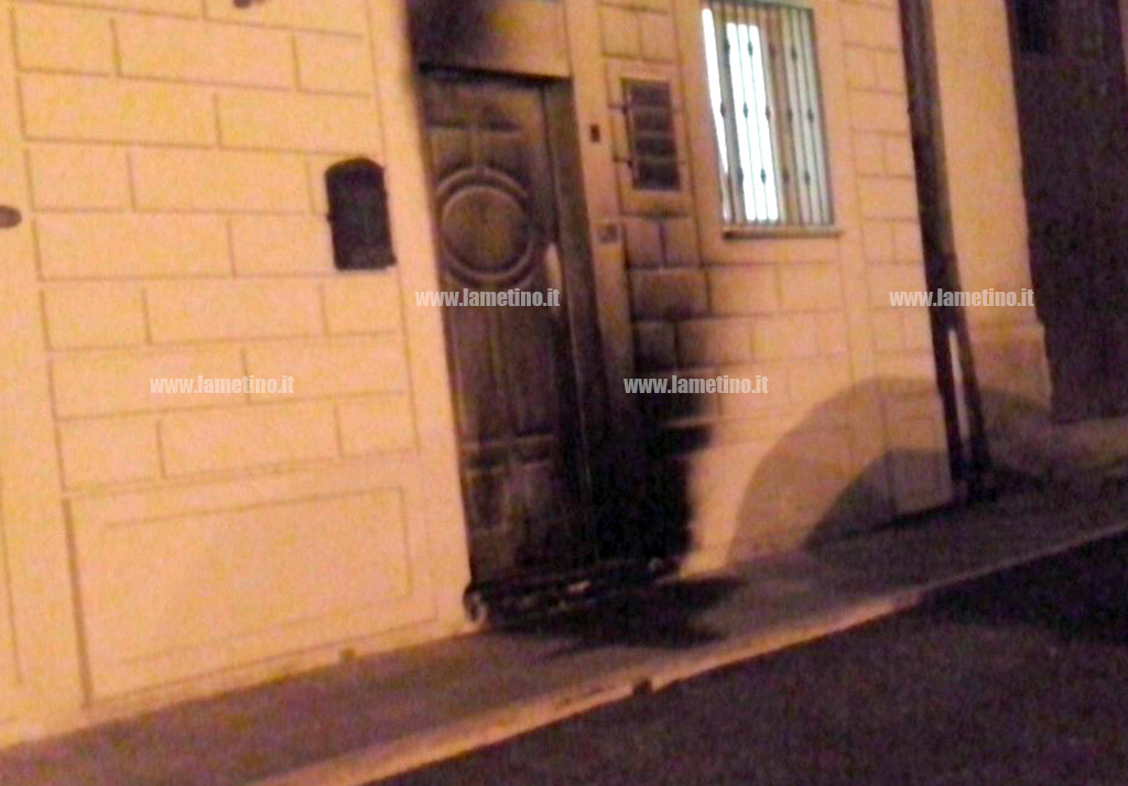 Lamezia, a fuoco portone studio legale a Sambiase