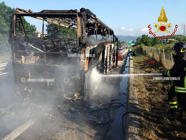 Incendio in A3 su pullman studenti canadesi, nessun ferito