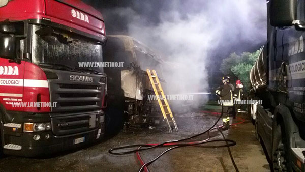 Lamezia: In fiamme tre mezzi azienda raccolta rifiuti