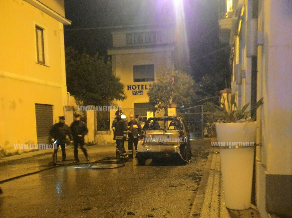 Lamezia: a fuoco Smart su corso Nicotera, proprietario aveva già subito intimidazione