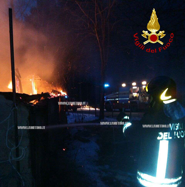 Calabria: Incendio distrugge casolare in Sila, spento da vigili fuoco