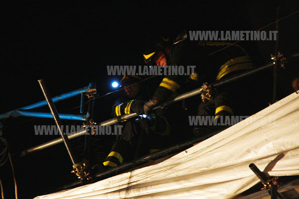 Lamezia: Fiamme su tetto palazzina in centro