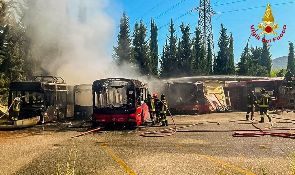 incendioautobus-cosenza_331ec.jpg