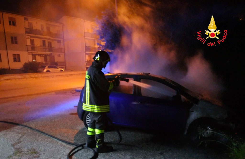 Auto in fiamme nella notte a Squillace, avviate indagini