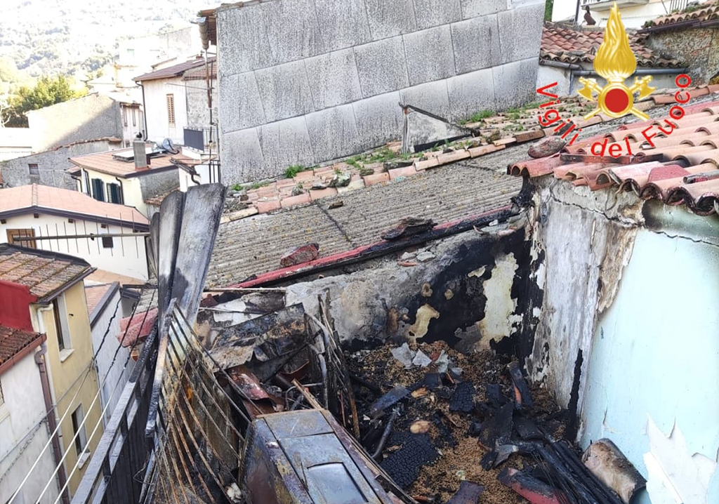 Appartamento in fiamme a Nocera Terinese, anziano tratto in salvo - Video
