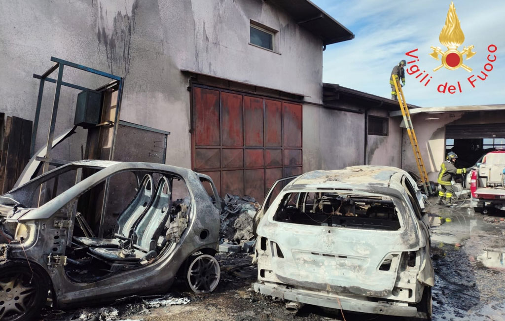 Incendio in autocarrozzeria a Catanzaro, coinvolti rifiuti e vetture