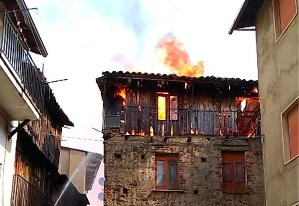 Incendio nel centro abitato nel reggino, intervento dell'elicottero 