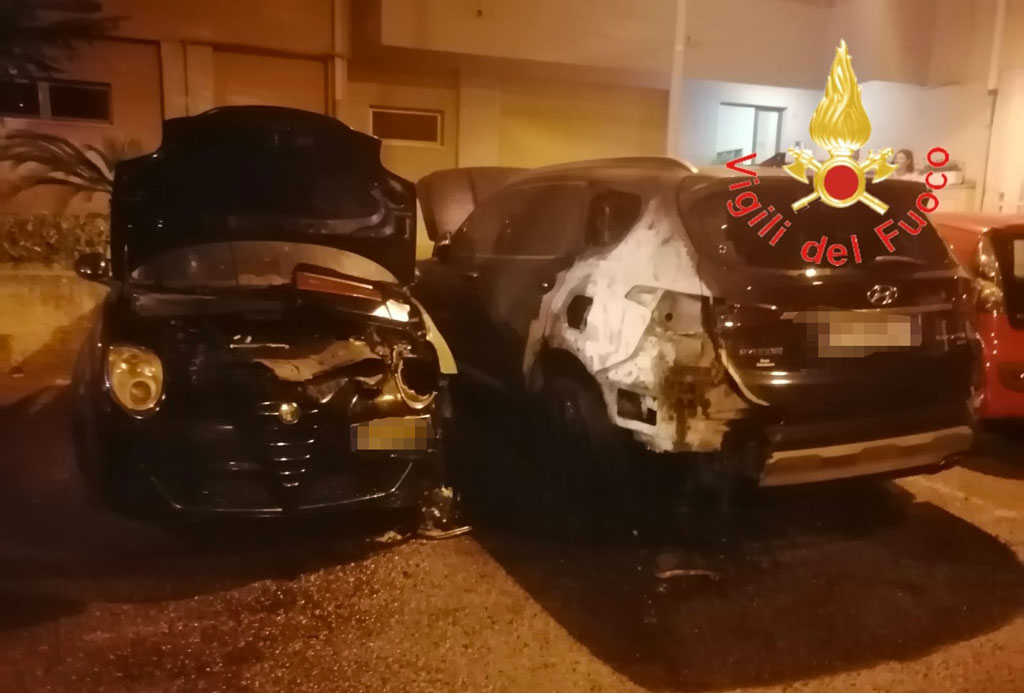 Quattro auto in fiamme nella notte a Catanzaro, indagini