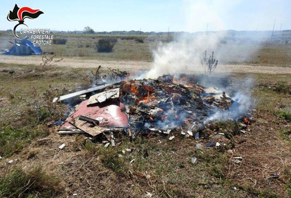 Incendiano cumuli di rifiuti per disfarsene, due denunce a Crotone