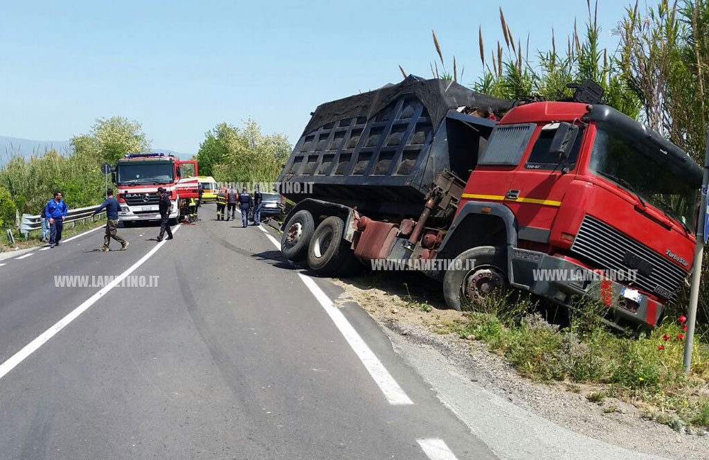 Lamezia: scontro tra auto e camion su SS18, interviene elisoccorso