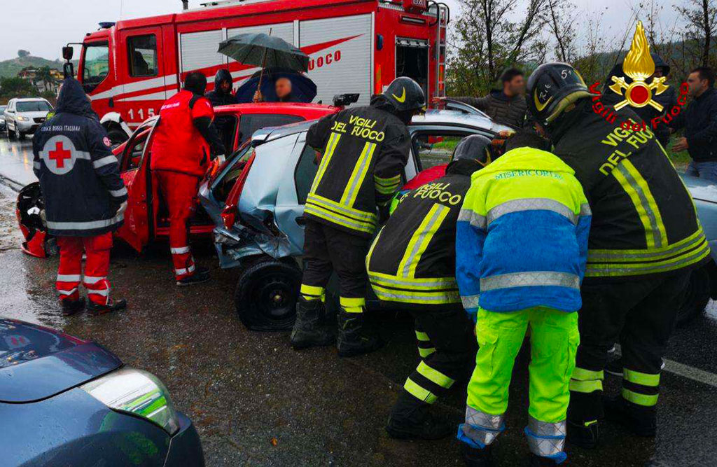 Scontro tra due auto su SS 106 a Crotone, feriti estratti dalle lamiere