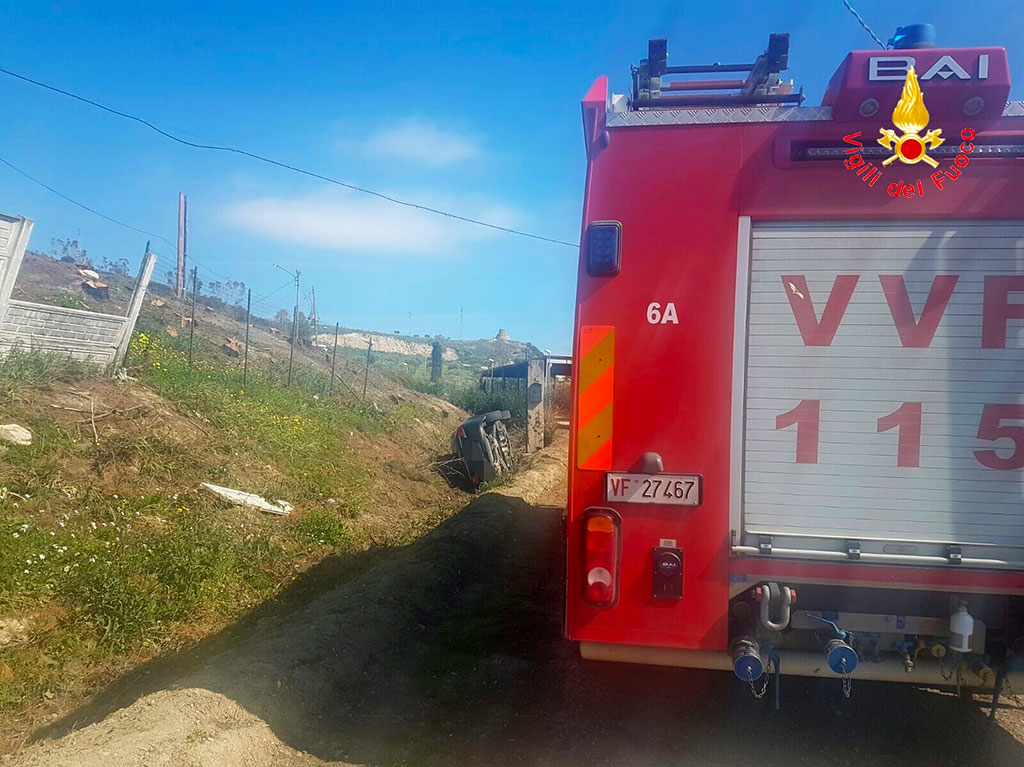 Incidente sulla SS 106, auto esce fuori strada e si ribalta