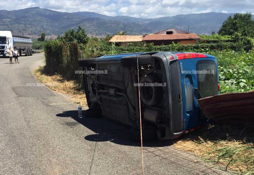 Lamezia, cavo telefonico spezzato cade in mezzo alla strada: auto si ribalta