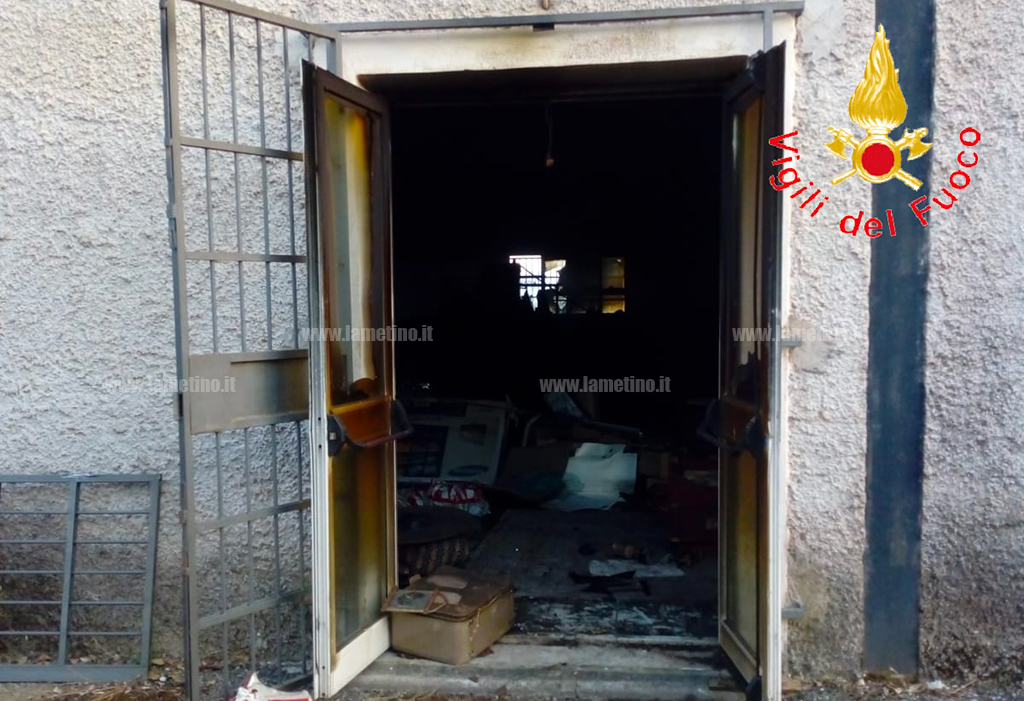 Lamezia, in fiamme magazzino in contrada Richetti: intervenuti Vigili del Fuoco e Polizia 