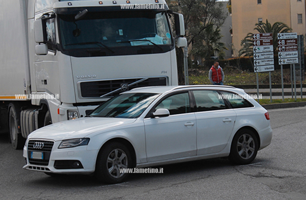 Lamezia: scontro tra camion e auto su rotatoria tra via Miceli e via Scarpino