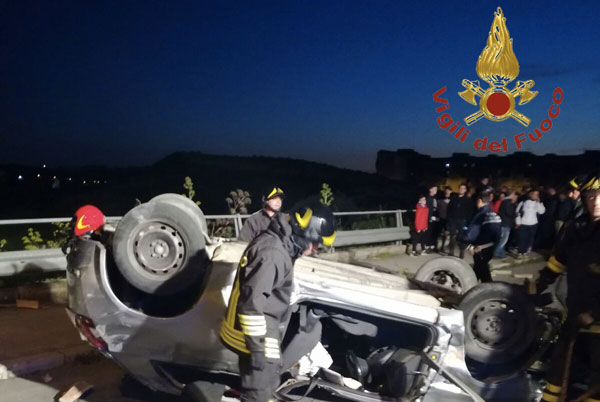 Auto si ribalta a Crotone, ferito 25enne