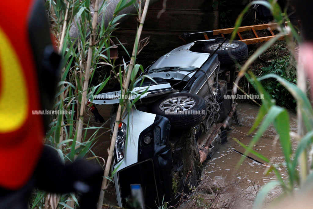 Lamezia: auto finisce in torrente, due vittime