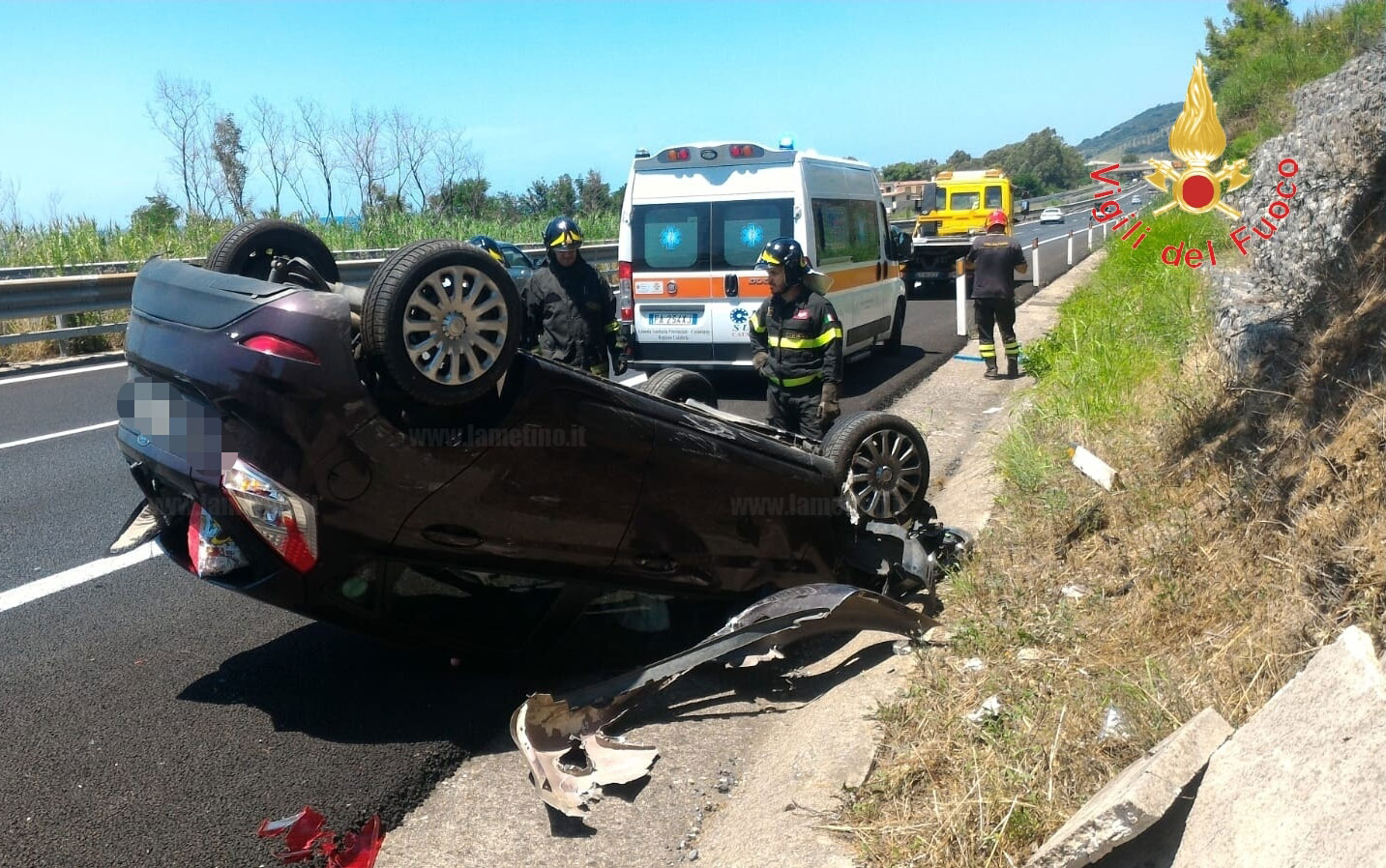Auto si ribalta su A2 tra Lamezia e Falerna, ferita donna