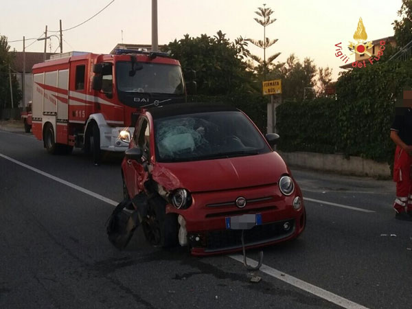 Incidente su Ss106 nel catanzarese: si scontra contro auto parcheggiata, un ferito