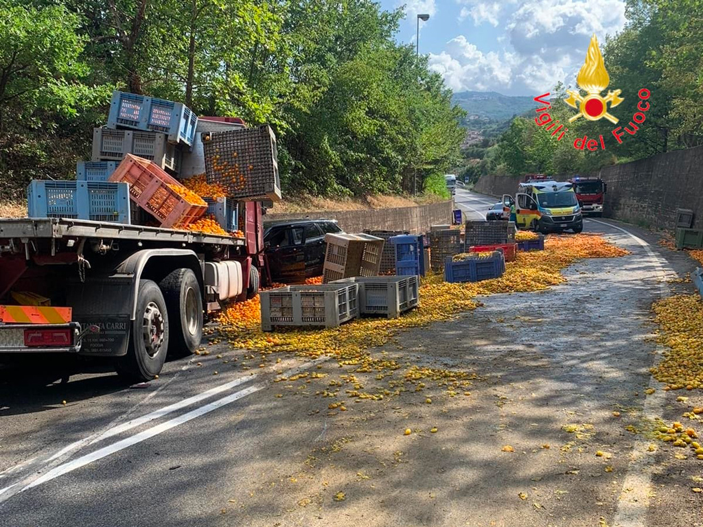 Scontro tra tre veicoli sulla Ss107 nel Cosentino, feriti: grave un 19enne