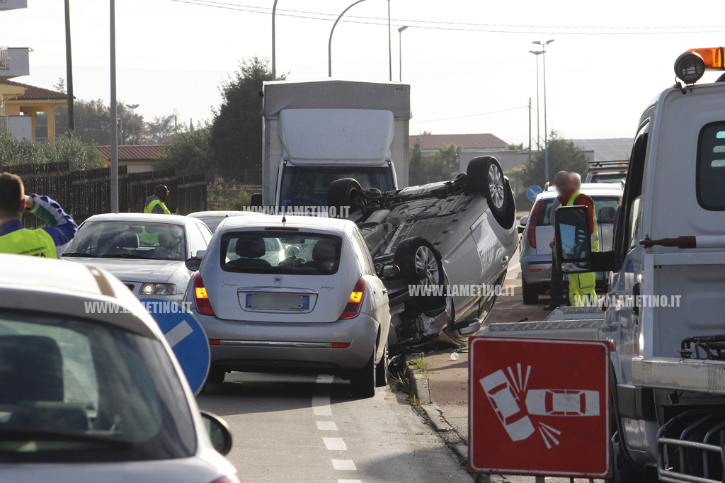 Lamezia: incidente fra 3 auto in via dei Bizantini, feriti