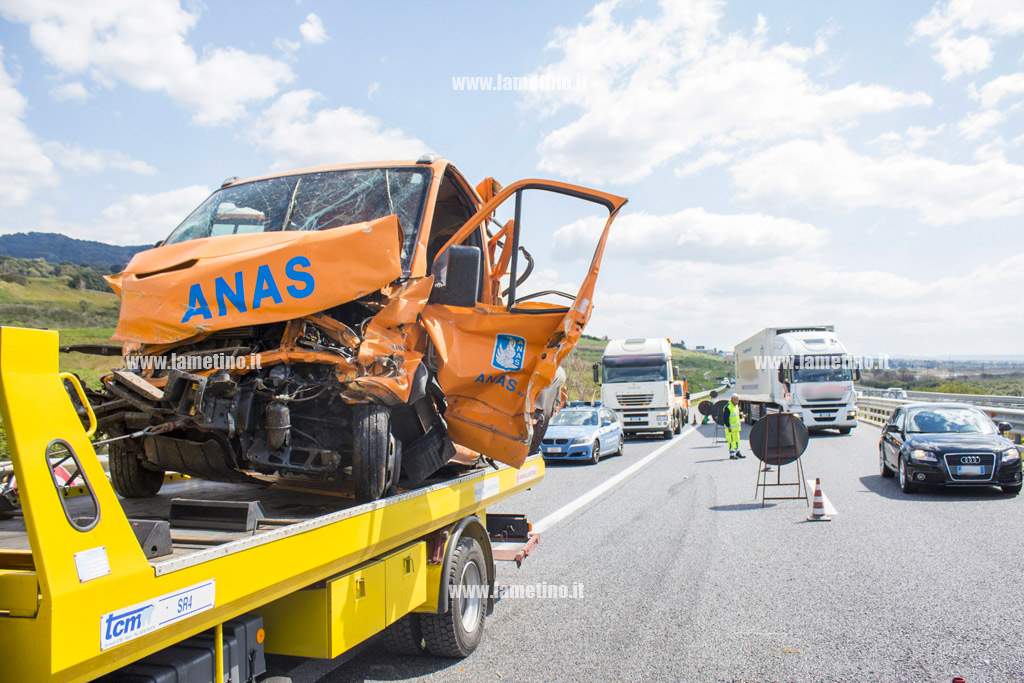 Lamezia: autoarticolato tampona mezzo Anas, due feriti - VIDEO