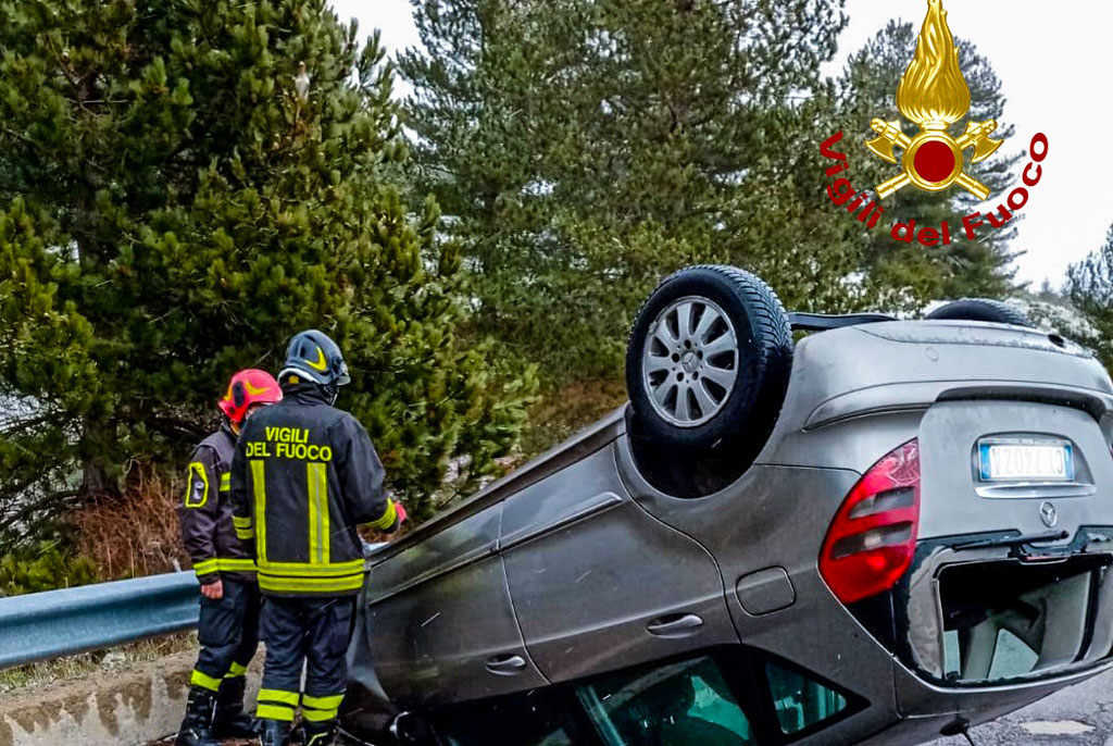 Si ribalta con l'auto per evitare un cane sulla ss107 a San Giovanni in Fiore, ferita conducente