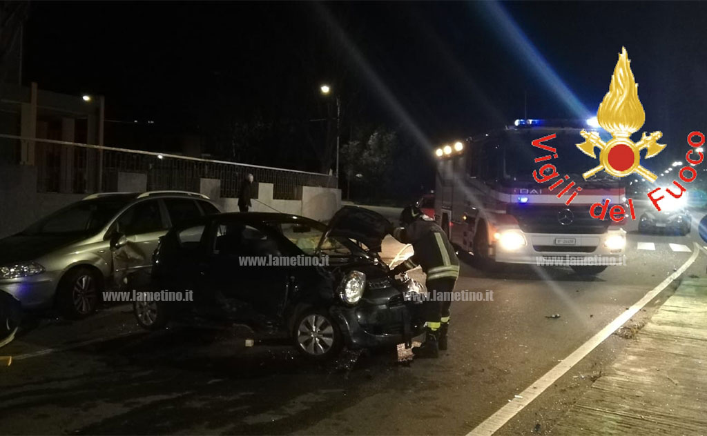 Scontro tra auto a Catanzaro, ferite 3 persone