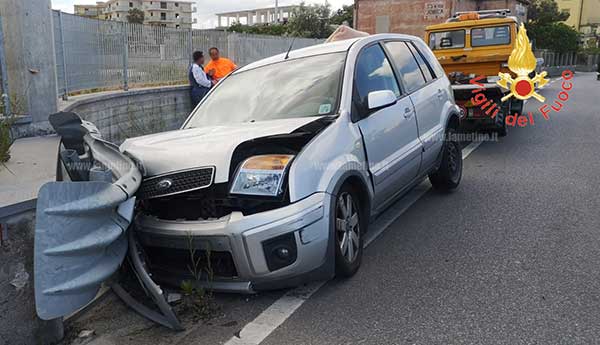 Auto contro guardrail nel catanzarese, un ferito 