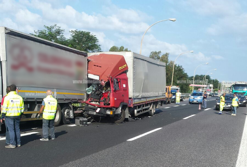 Lamezia: tamponamento tra due camion su A3, feriti